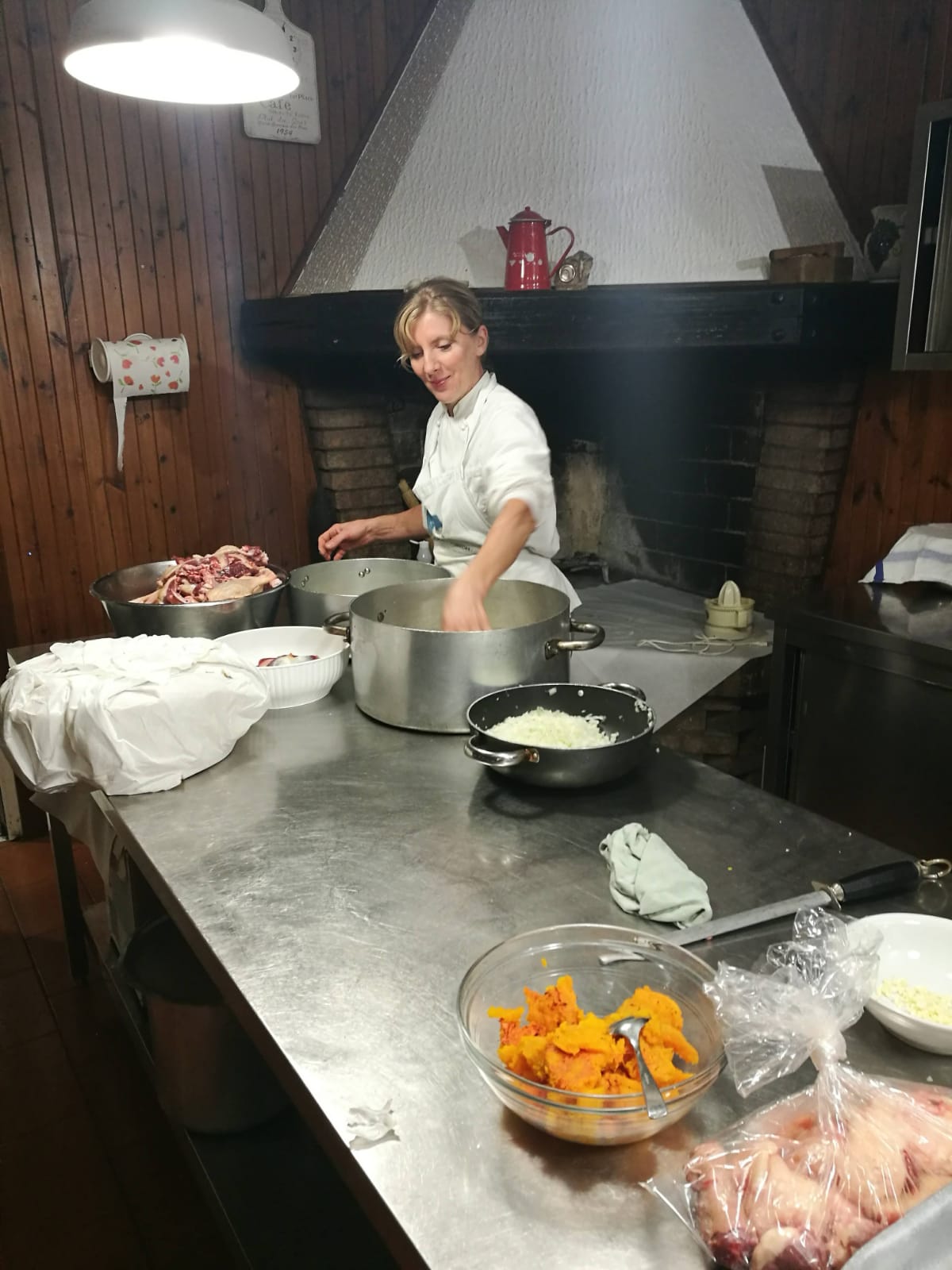 CERCHIAMO UN VALIDO AIUTO CUCINA